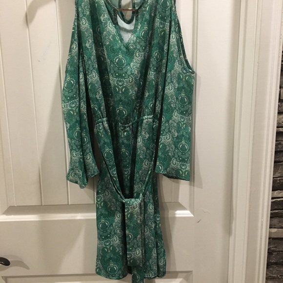 Green Polyester Dress with shoulder opening!👗 - Picture 4 of 6